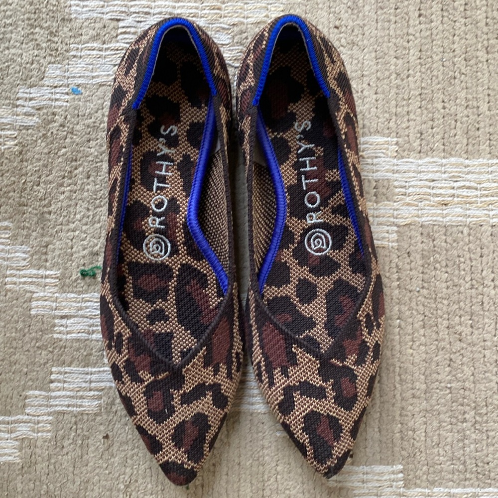 Rothy pointy toe shoes. Size 7. Brown cat print